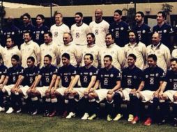 Colocados en tres largas filas, con chamarra azul fueron colocados los integrantes del plantel. Foto: @Cruz_Azul_FC. ESPECIAL /