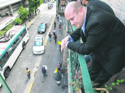 Alfaro se asoma desde uno de los balcones del Ayuntamiento de Guadalajara, a la espera de que se retiraran los manifestantes. EL INFORMADOR /
