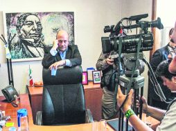 Alfaro (izq), con miembros de su partido y reporteros, tuvo que resguardarse para evitar a los manifestantes. EL INFORMADOR /