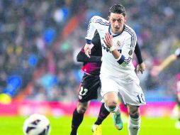 Özil tuvo problemas con el técnico Florentino Pérez, quien lo mantuvo en la banca en diversos partidos. ESPECIAL /