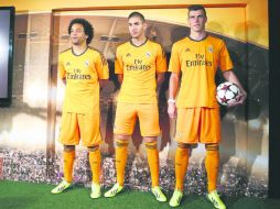 Marcelo Vieira, Karim Benzema y Gareth Bale presentan la nueva playera del Real Madrid. EFE /