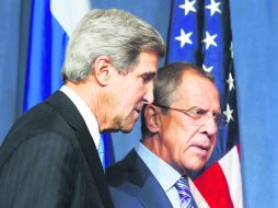John Kerry conversa con Sergéi Lavrov, previo a su reunión en Ginebra para discutir la actual crisis en Siria. AP /