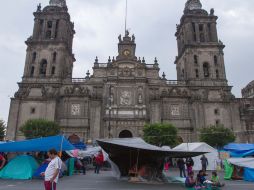 Los maestros definirán si se retiran o no el plantón de la plancha del Zócalo capitalino con motivo del ''Grito'' de Independencia. ARCHIVO /