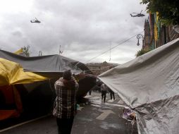 Dos helicópteros de la Policía Federal rodearan en dos ocasiones el campamento de los maestros en el Zócalo capitalino. SUN /