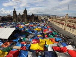 La CNTE reanudó su asamblea, donde definirá si se retira del Zócalo o permanece en ese espacio. NTX /