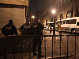 Policías federales custodian las inmediaciones al Zócalo capitalino. ARCHIVO /