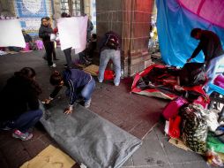 Varios integrantes ya levantan el plantón en el Zócalo capitalino, otros se niegan a retirarse. SUN /