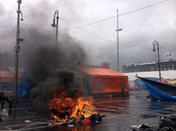 Vista general de una hoguera en la ocupación que realizan maestros de la CNTE en el Zócalo. EFE /