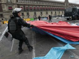 Luego de que la PF desalojará a los maestros que se encontraban en el Zócalo, sus colegas oaxaqueños intensifican sus manifestaciones. NTX /