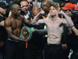 'Canelo' Álvarez y Floyd Mayweather superaron sin problemas la bascula, previo a su combate. AFP /