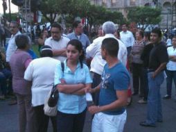 A partir de las 19:00 horas se concentraron profesores que llegaban solos y en pequeños grupos.  /