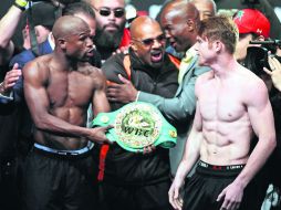 Saúl Álvarez desdeña la invitación de Mayweather Jr. para posar juntos con el cinturón de oro del CMB. AFP /