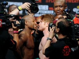 Mayweather, tiene la técnica y la experiencia; Álvarez la pegada y la juventud. AFP /