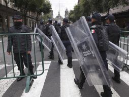 Elementos de seguridad vigilan el Zócalo capitalino. AP /