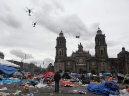 Helicópteros sobrevuelan el Zócalo tras el desalojo de un grupo de maestros de la CNTE. ARCHIVO /