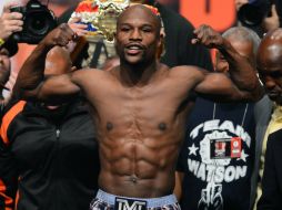 Mayweather ocupará la esquina azul en su pelea frente al 'Canelo' a pesar de que éste es el campeón unificado. ARCHIVO /
