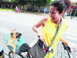 PASEO. Alejandra Cornejo pasea a su mascota en la canasta de su bicicleta en la VíaRecreActiva.  /