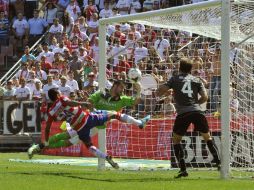 El portero del Espanyol, Francisco Casilla (C), salva una ocasión ante el defensa colombiano del Granada, Jeison Fabián Murillo (I). EFE /