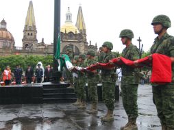 Esta mañana autoridades del Gobierno del Estado, del Poder Judicial y de la milicia cantaron el Himno nacional en Plaza Liberación.  /