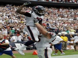 DeAndre Hopkins (I) es felicitado por Chris Myers (D) tras anotar el touchdown de la victoria de los Texanos AP /