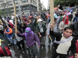 Las personas fueron detenidas tras enfrentarse a elementos policiales durante el desalojo del Zócalo capitalino. ARCHIVO /