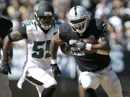 McFadden (20) fue parte importante del ataque de Oakland, que fácil se impuso a los Jaguares. AP /