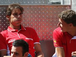 Los españoles Rafael Nadal (I) y Pablo Carreño (D), asisten al partido de la eliminatoria por la permanencia en el Grupo Mundial. EFE /