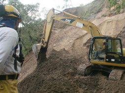 Protección Civil encabeza las labores de rehabilitación de las vías de comunicación dañadas por ''Manuel''. ARCHIVO /