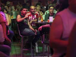 La Profeco Jalisco recomienda a consumidores verificar la atención y características de los productos de bares, antros y restaurantes. ARCHIVO /