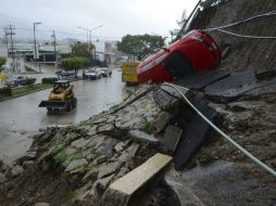 Carreteras en Acapulco han sido cerradas ante los deslaves, derrumbes y fuertes inundaciones. AP /