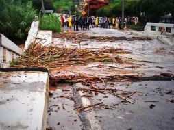 Autoridades esperan a que disminuya el tiraje de agua para evaluar el daño y determinar que solución aplicar. Foto de @Bernigutierrez. ESPECIAL /
