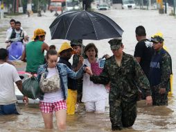 Militares se encuentran en la zonas afectadas para realizar labores de ayuda y rescate de ciudadanos y extranjeros. AFP /