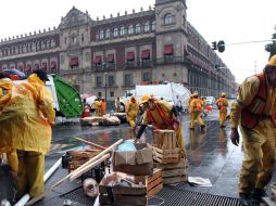 El viernes pasado, autoridades federales desalojaron a integrantes de la CNTE del Zócalo. ARCHIVO /
