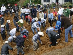 Pobladores de Veracruz realizan labores de rescate luego del deslave que dejó 12 muertos. NTX /