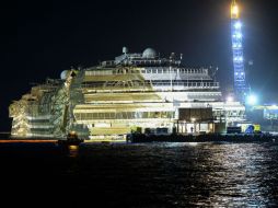 Unos cien ingenieros y técnicos de varias nacionalidades participaron en la operación de enderezar el barco gigante. AFP /