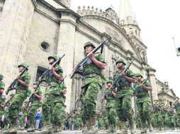 Tradición. Las fuerzas armadas participaron en el desfile cívico-militar en el Centro tapatío. NTX /