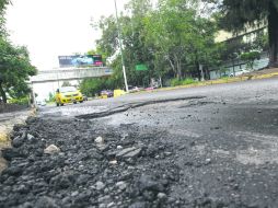 Los baches crecieron en cantidad y tamaño en la ciudad por causa de las lluvias. Aquí, López Mateos a la altura de Plaza del Sol. EL INFORMADOR /
