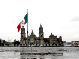 Como algo inusual, la plancha del Zócalo capitalino luce completamente vacía, resguardada solo por algunos elementos de la PF. NTX /