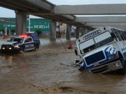 Vista de una avenida inundada debido a las ciclones tropicales ''Manuel'' e ''Ingrid'' en el puerto de Acapulco. EFE /