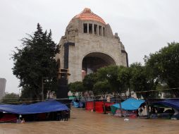 El plantón de la CNTE se mantiene situado en el Monumento a la Revolución. NTX /
