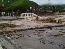 La SCT en Jalisco señala que el río debajo del Puente Contla aún no se reduce para permitir evaluar daños.  /