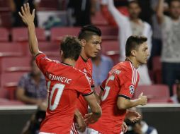 El equipo luso festeja su primer triunfo en la competencia. AP /