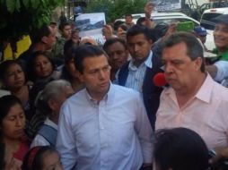 Enrique Peña Nieto (i) evalúa los daños en Chilpancingo al lado del gobernador Ángel Aguirre (d). TOMADA DE @@AngelAguirreGro  /