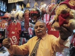 Los artículos que se venden de los 'Red Devils' son de todo tipo. EFE /