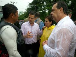 Peña Nieto (i) analiza junto a Robles Berlanga (c) y Aguirre Rivero (d) la situación de emergencia en municipios de Guerrero. ARCHIVO /