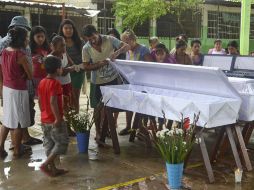 Familiares velan a algunos de los fallecidos en Acapulco, Guerrero. AP /
