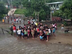 Víctimas de las severas lluvias e inundaciones en Guerrero esperan la ayuda humanitaria. AFP /