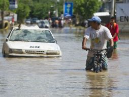 Rosario Robles asegura que el nivel del agua ha disminuido notablemente en las calles de Acapulco. AFP /