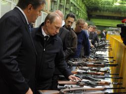 El presidente ruso inspeccionó el armamento ruso para el rearme de su ejército. AP /