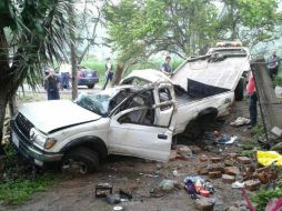 Autoridades encontraron una camioneta Mazda blanca destrozada, que se introdujo en el patio de una finca. ESPECIAL /